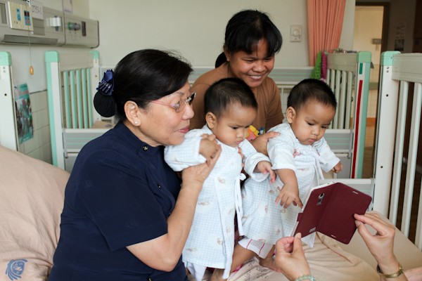 2015/03/19~21花蓮慈濟醫院日誌─ ─珍妮潔妮術後勤復健 家人見證醫療奇蹟