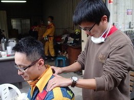 南震殤愛膚慰　醫療慈善總動員