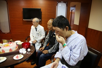 完成階段性治療　郭明陽心懷感恩喜出院