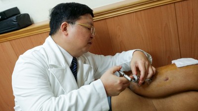 流彈波及忍痛數月 海地志工丹尼爾跨海就醫解病苦