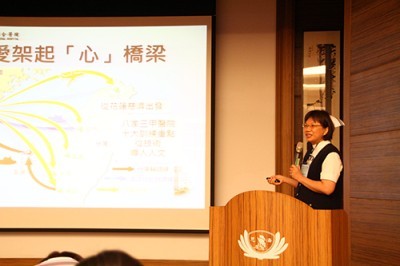 花蓮慈院王淑貞督導代替張芙美校長,講述慈濟護理的廈門培訓經驗 花蓮慈院王淑貞督導代替張芙美校長,講述慈濟護理的廈門培訓經驗