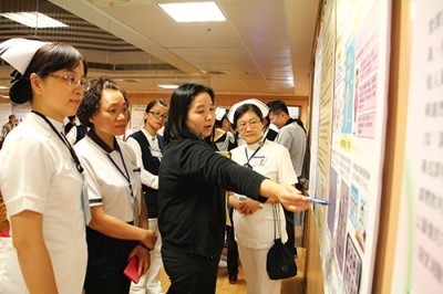 與會的工作人員及學員利用午休吃完飯的空檔，到協力二樓細細研讀海報內容，吸取別人的照護經驗