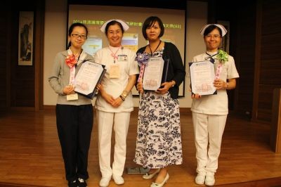 課程結束後,大會頒發三篇優秀論文由代表接受表揚,接著進入綜合討論階段,大會圓滿結束 課程結束後,大會頒發三篇優秀論文由代表接受表揚,接著進入綜合討論階段,大會圓滿結束