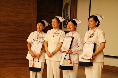 花蓮慈院章淑娟主任(左二),感恩特地前來的上午場各院講師。左起:臺中慈院張梅芳主任、花蓮慈院章淑娟主任、臺北慈院吳秋鳳主任以及大林慈院廖慧燕副主任 花蓮慈院章淑娟主任(左二),感恩特地前來的上午場各院講師。左起:臺中慈院張梅芳主任、花蓮慈院章淑娟主任、臺北慈院吳秋鳳主任以及大林慈院廖慧燕副主任