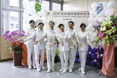 八月三日活動第一天，四家慈濟醫院護理部主管共同歡迎與會來賓，由左至右，大林慈院廖慧燕副主任、臺北慈院吳秋鳳主任、花蓮慈院章淑娟主任、臺中慈院張梅芳主任、大林慈院陳佳蓉主任、花蓮慈院鍾惠君副主任