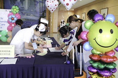 花蓮慈院護理部主管及護理長協助來賓報到並引導進入會場 花蓮慈院護理部主管及護理長協助來賓報到並引導進入會場