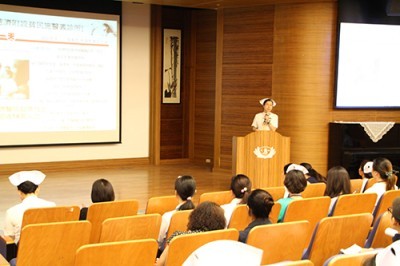 花蓮慈院章淑娟主任簡短的介紹三十年慈濟護理的沿革，其中在護理品質不斷的求新求進，接著由各院護理部主管從行政、教育及資訊上著手，介紹現階段六院護理的整合