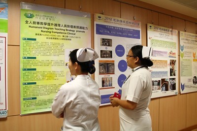 與會的工作人員及學員利用午休吃完飯的空檔，到協力二樓細細研讀海報內容，吸取別人的照護經驗