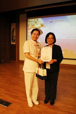歡迎遠道而來的澳門鏡湖護理學院尹一橋院長（右），章淑娟主任致贈感謝狀與結緣品