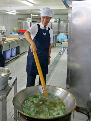 喜迎人醫家人歸來　勤練演繹親製「保庇」辣椒