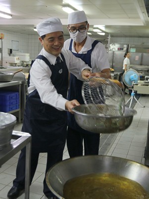 喜迎人醫家人歸來　勤練演繹親製「保庇」辣椒