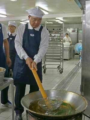 喜迎人醫家人歸來　勤練演繹親製「保庇」辣椒