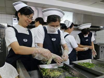 喜迎人醫家人歸來　勤練演繹親製「保庇」辣椒