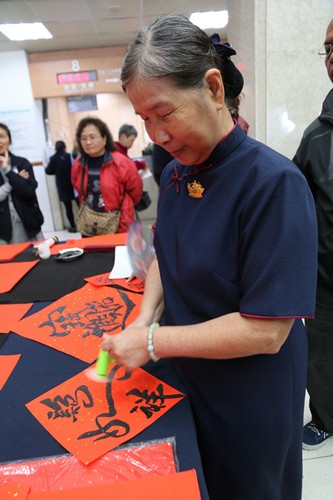 新春揮毫年味濃 祝福好話滿醫院