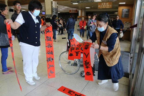 新春揮毫年味濃 祝福好話滿醫院