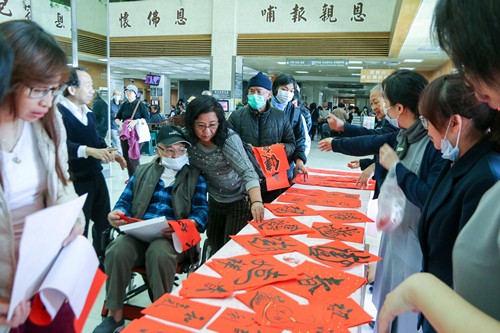 新春揮毫年味濃 祝福好話滿醫院