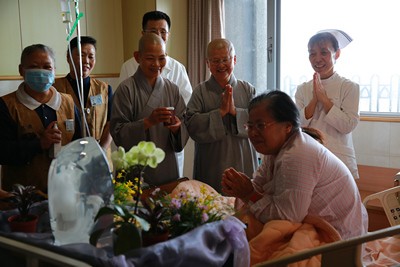 溫馨五月病房浴佛　同霑法喜誠發願