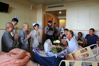 溫馨五月病房浴佛 同霑法喜誠發願