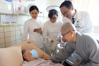 溫馨五月病房浴佛　同霑法喜誠發願