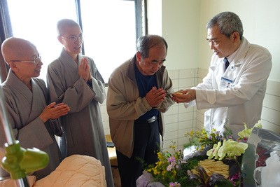 溫馨五月病房浴佛 同霑法喜誠發願