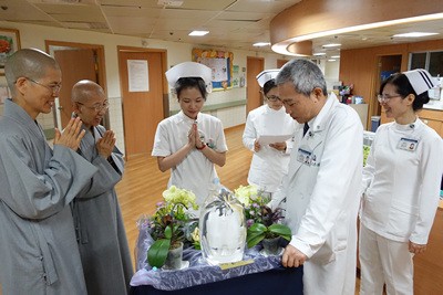 溫馨五月病房浴佛 同霑法喜誠發願