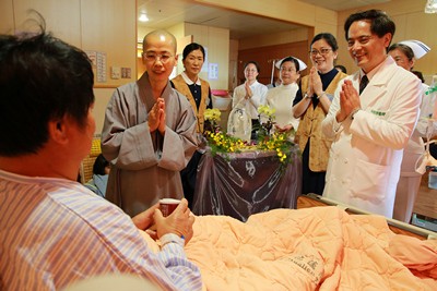 溫馨五月病房浴佛 同霑法喜誠發願
