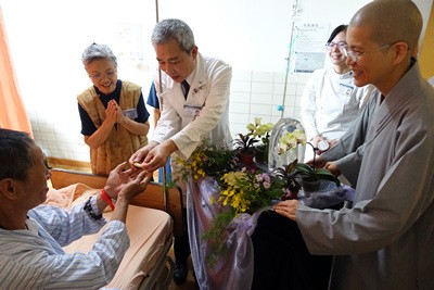 溫馨五月病房浴佛　同霑法喜誠發願