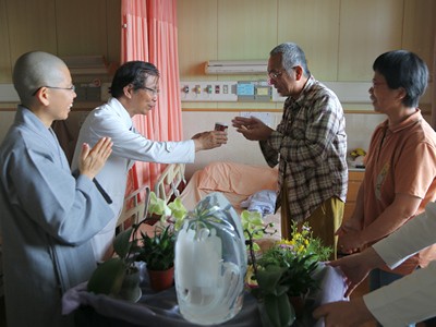 溫馨五月病房浴佛 同霑法喜誠發願