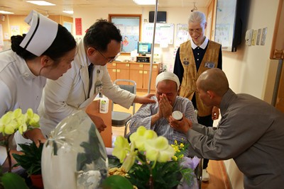 溫馨五月病房浴佛 同霑法喜誠發願