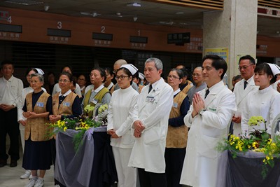 溫馨五月病房浴佛 同霑法喜誠發願