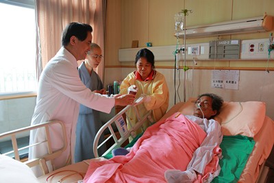 溫馨五月病房浴佛　同霑法喜誠發願