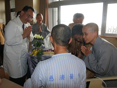 溫馨五月病房浴佛 同霑法喜誠發願