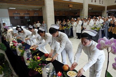 溫馨五月病房浴佛 同霑法喜誠發願