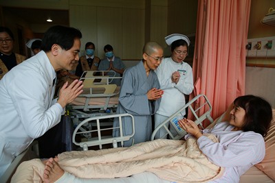 溫馨五月病房浴佛 同霑法喜誠發願