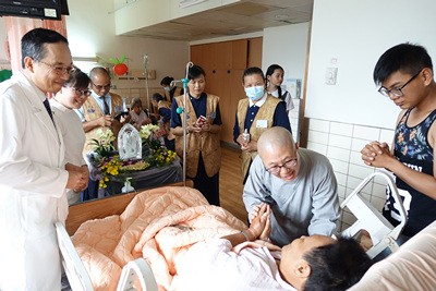 溫馨五月病房浴佛 同霑法喜誠發願
