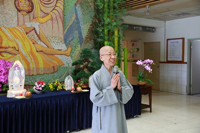 溫馨五月病房浴佛　同霑法喜誠發願