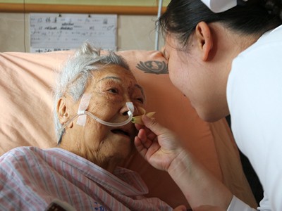 溫馨五月病房浴佛 同霑法喜誠發願