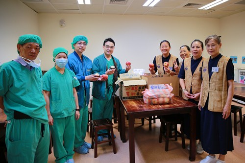 中秋時節傳情意 手做月餅暖人心