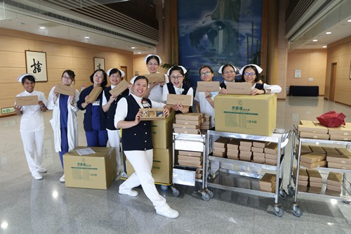 中秋時節傳情意 手做月餅暖人心