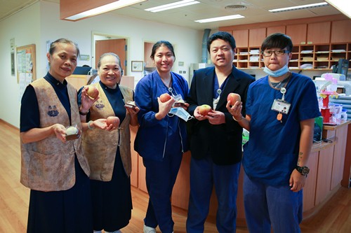 中秋時節傳情意 手做月餅暖人心