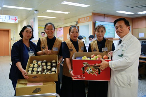 中秋時節傳情意 手做月餅暖人心