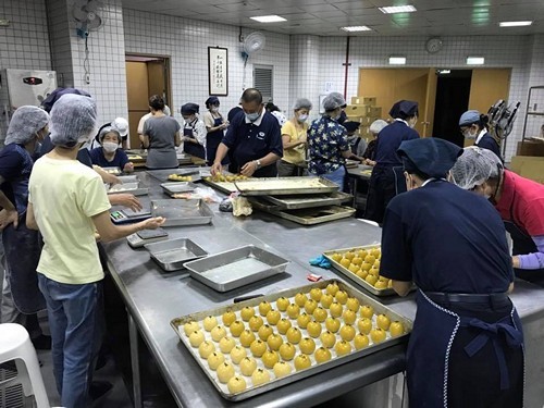 中秋時節傳情意 手做月餅暖人心
