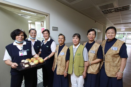 中秋時節傳情意 手做月餅暖人心