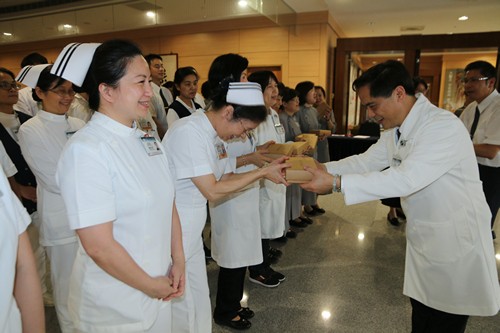 中秋時節傳情意 手做月餅暖人心