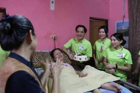 在顏惠美師姊的陪同下，林欣榮院長帶著同仁為照顧戶茶小姐慶生