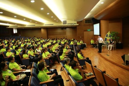 營隊中邀請了醫師、護理師、社工室與宗教處同仁代表，分享心路歷程