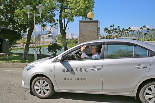 穿梭花東縱谷 進駐關山慈院用愛付出拔病苦