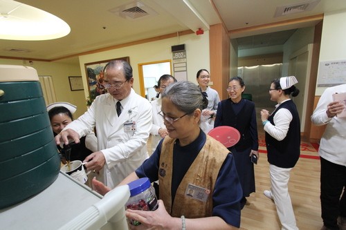 2018/12/26花蓮慈濟醫院日誌——歲末感恩添暖意 歡喜午茶好幸福