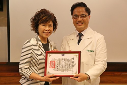 林欣榮院長(右)致贈感謝狀感恩實業家林準(左)，捐贈手術刀「椎板咬骨鉗」