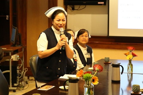 護理部代理主任鍾惠君(中),實業家捐贈位移輔具,提升了照護病人的品質 護理部代理主任鍾惠君(中),實業家捐贈位移輔具,提升了照護病人的品質